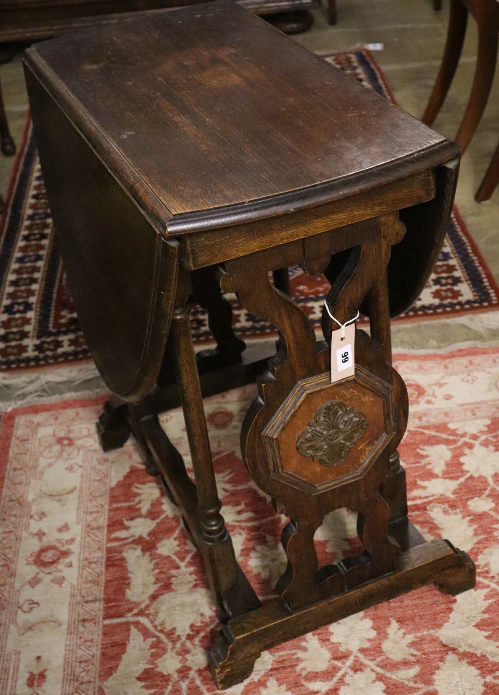 A 1930s oak gateleg table, width 72cm, height 75cm
